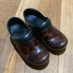 Brown Dansko shoes women’s 5/6